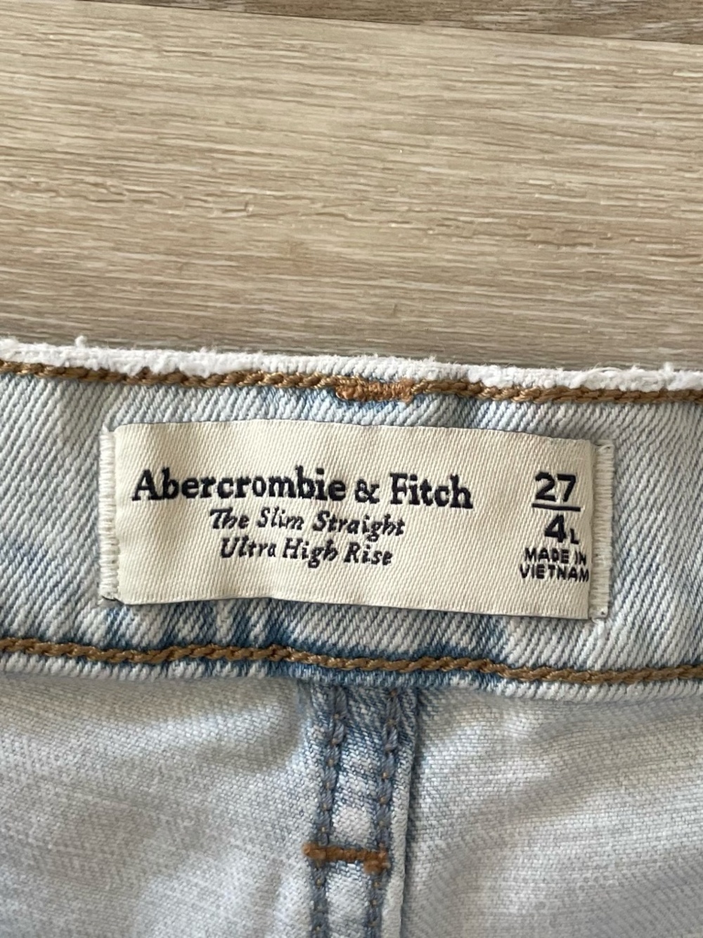 Abercrombie & Fitch 90s High Rise Slim Straight Split Hem Jeans | Light Wash 27 - Picture 13 of 13